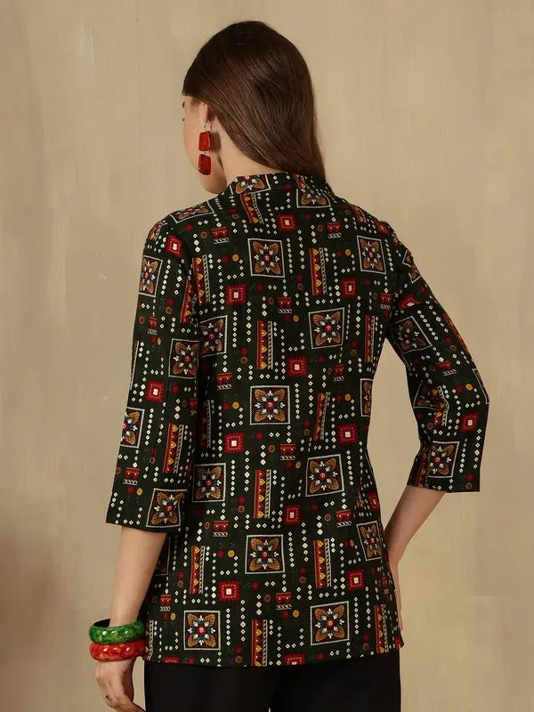 AMOUS-Women�s_Casual_Wear_Printed_Kurti_with_Button_Neck_Design