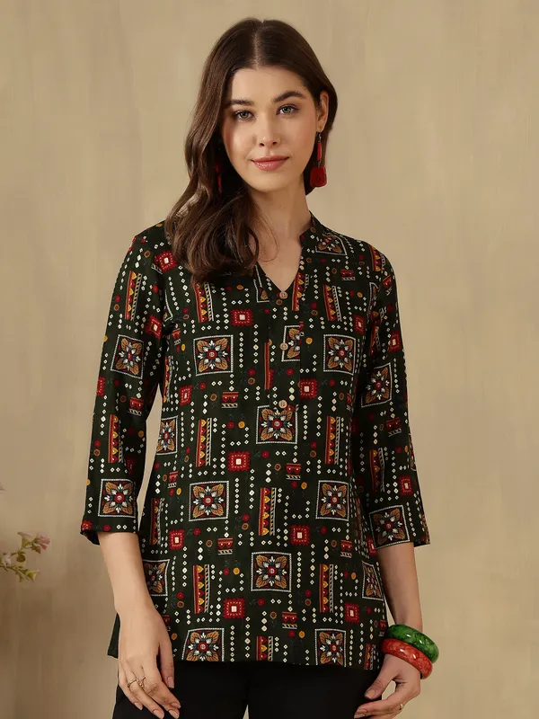 AMOUS-Women�s_Casual_Wear_Printed_Kurti_with_Button_Neck_Design