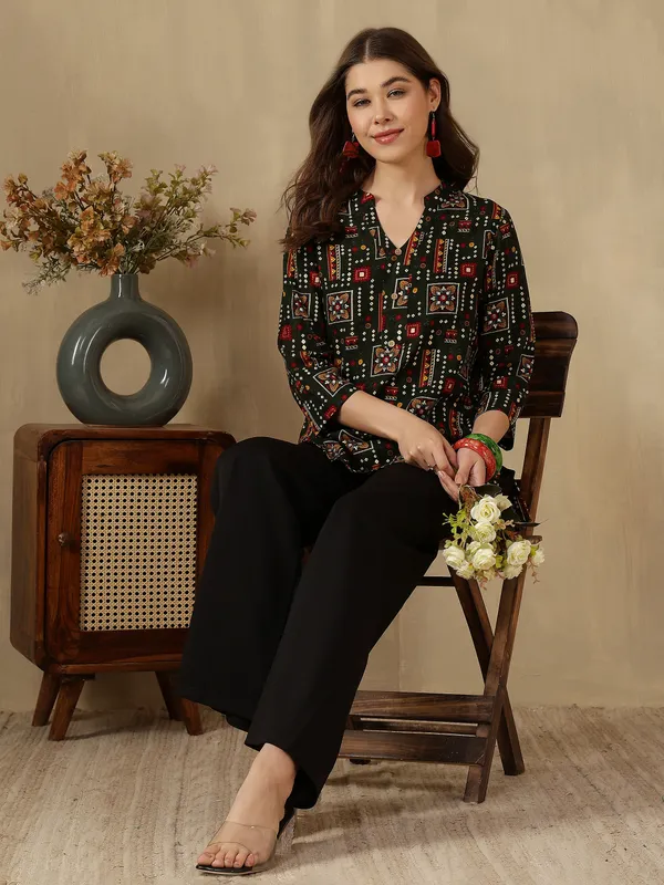 AMOUS-Women�s_Casual_Wear_Printed_Kurti_with_Button_Neck_Design