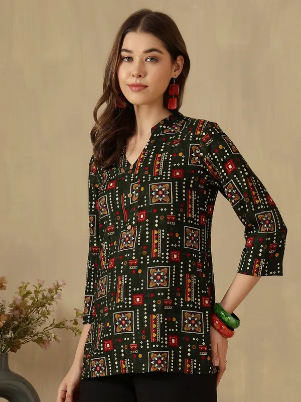 AMOUS-Women�s_Casual_Wear_Printed_Kurti_with_Button_Neck_Design