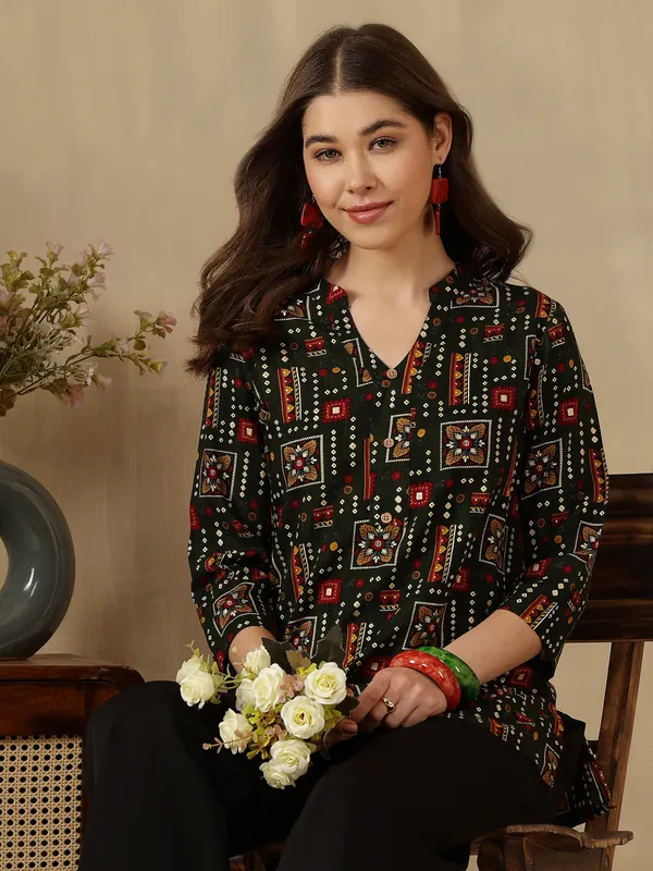 AMOUS-Women�s_Casual_Wear_Printed_Kurti_with_Button_Neck_Design
