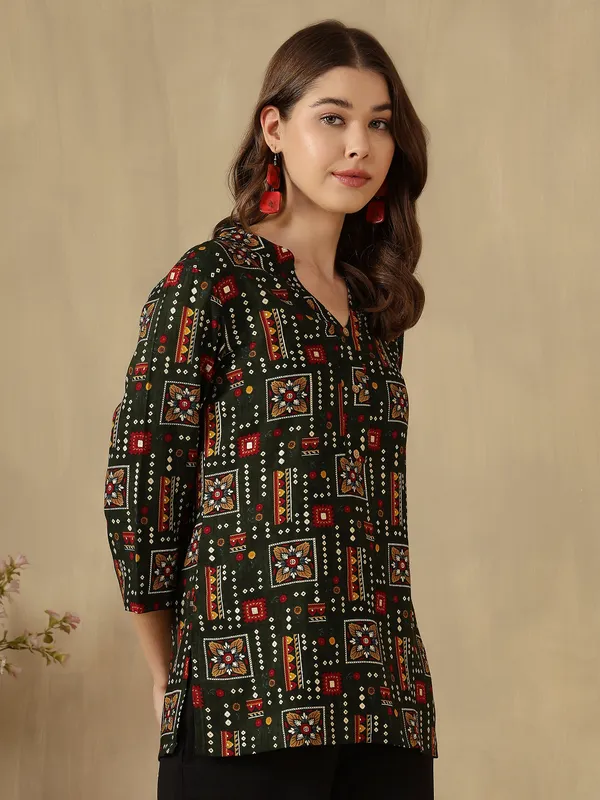 AMOUS-Women�s_Casual_Wear_Printed_Kurti_with_Button_Neck_Design