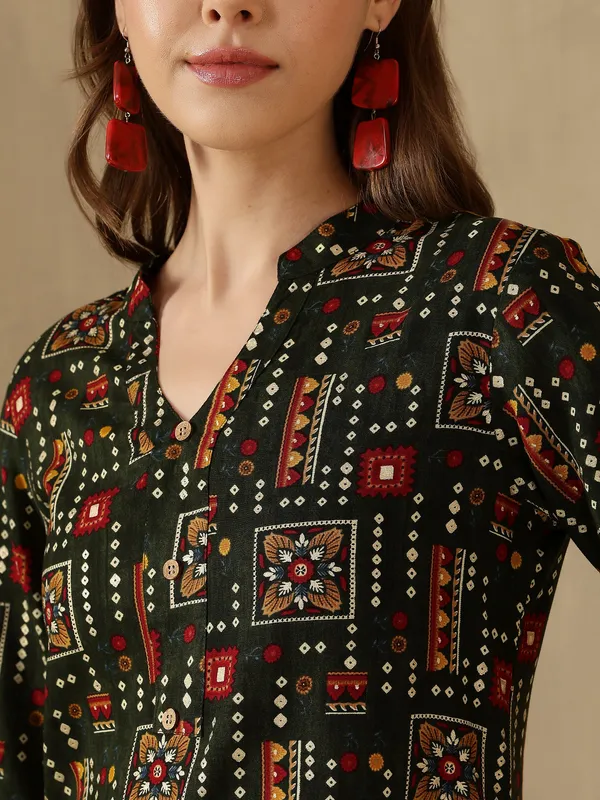 AMOUS-Women�s_Casual_Wear_Printed_Kurti_with_Button_Neck_Design