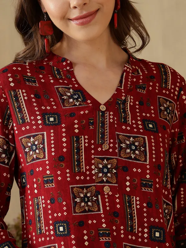 AMOUS-Women�s_Casual_Wear_Printed_Kurti_with_Button_Neck_Design