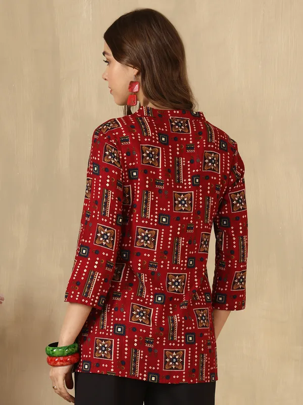 AMOUS-Women�s_Casual_Wear_Printed_Kurti_with_Button_Neck_Design