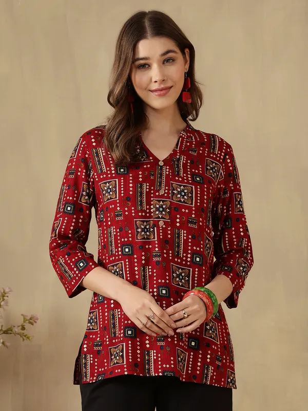AMOUS-Women�s_Casual_Wear_Printed_Kurti_with_Button_Neck_Design