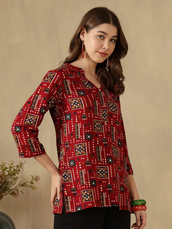 AMOUS-Women�s_Casual_Wear_Printed_Kurti_with_Button_Neck_Design