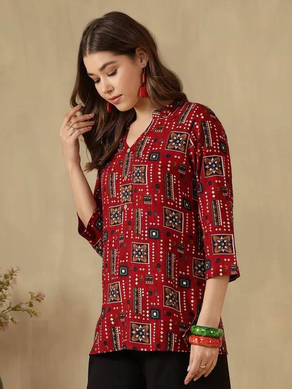 AMOUS-Women�s_Casual_Wear_Printed_Kurti_with_Button_Neck_Design