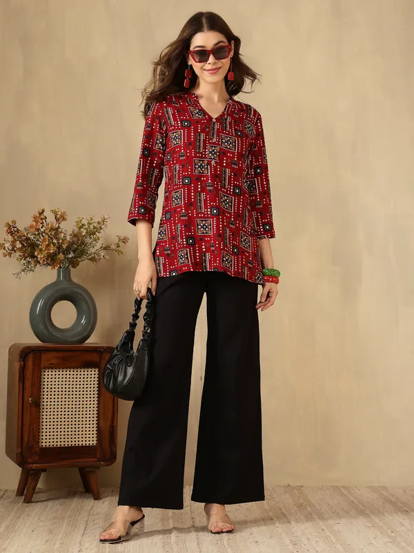 AMOUS-Women�s_Casual_Wear_Printed_Kurti_with_Button_Neck_Design