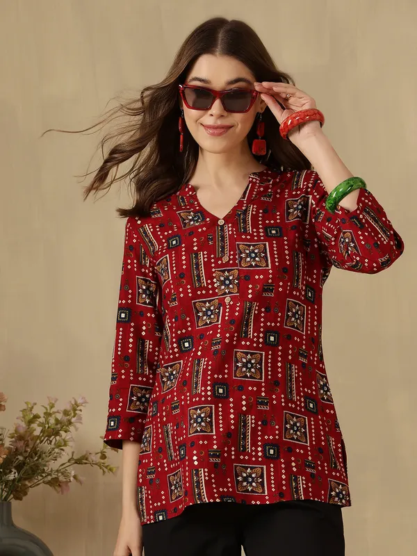AMOUS-Women�s_Casual_Wear_Printed_Kurti_with_Button_Neck_Design