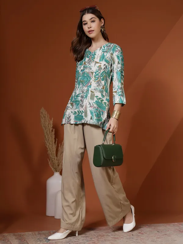 AMOUS-Women�s_Abstract_Print_Straight_Kurti_with_V-Neck