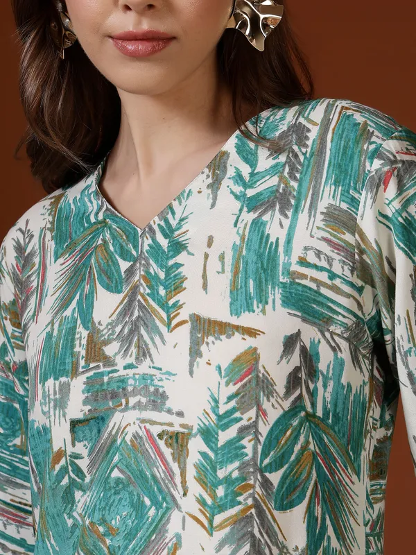 AMOUS-Women�s_Abstract_Print_Straight_Kurti_with_V-Neck