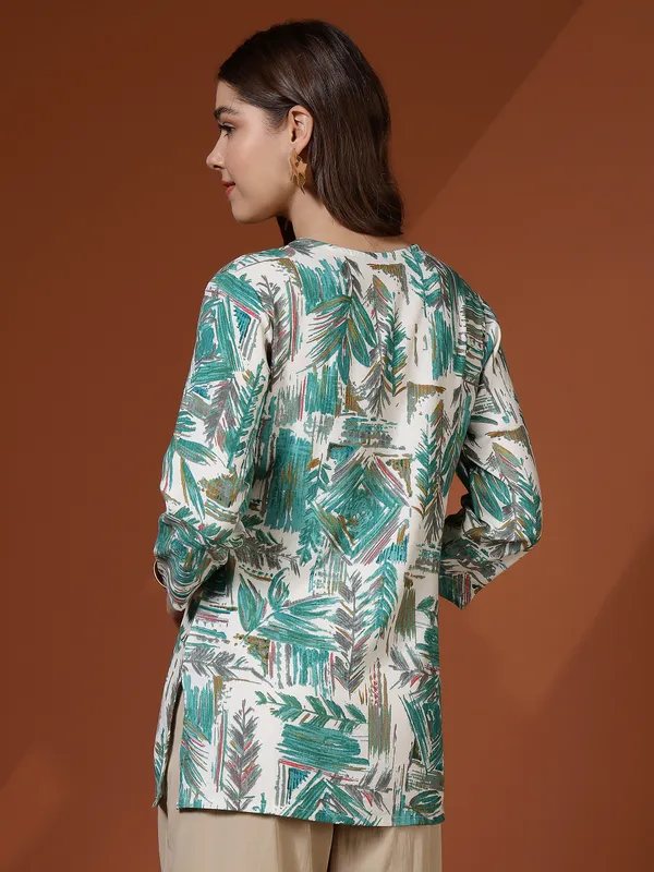 AMOUS-Women�s_Abstract_Print_Straight_Kurti_with_V-Neck