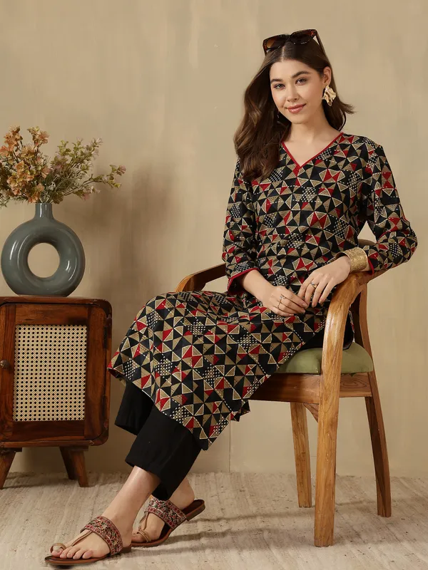 AMOUS-Women�s_Geometric_Print_Straight_Kurti_with_V-Neck