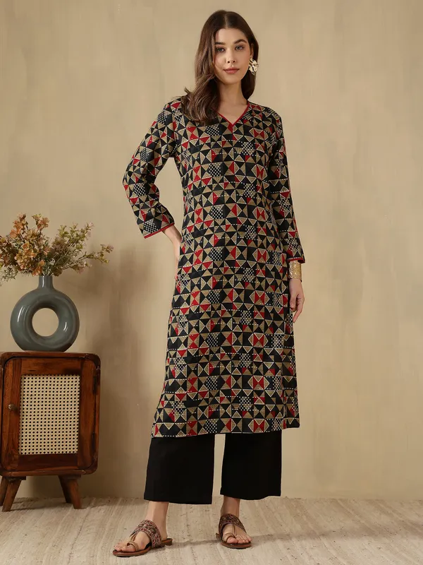 AMOUS-Women�s_Geometric_Print_Straight_Kurti_with_V-Neck
