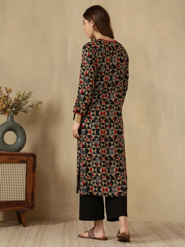 AMOUS-Women�s_Geometric_Print_Straight_Kurti_with_V-Neck