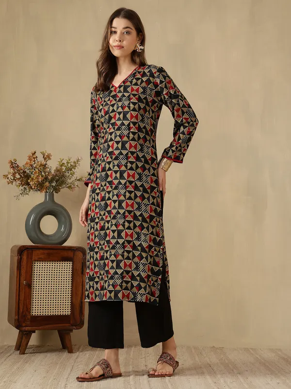 AMOUS-Women�s_Geometric_Print_Straight_Kurti_with_V-Neck