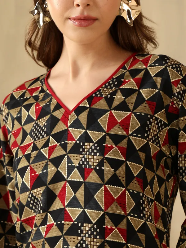 AMOUS-Women�s_Geometric_Print_Straight_Kurti_with_V-Neck