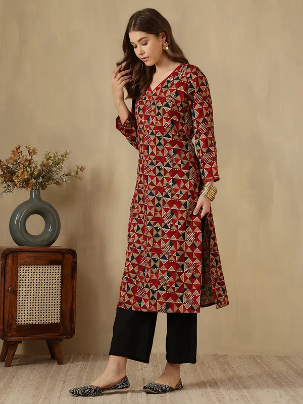 AMOUS-Women�s_Geometric_Print_Straight_Kurti_with_V-Neck