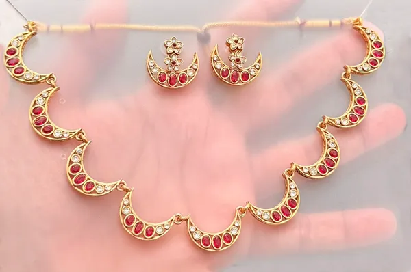 Viva_Jewels_Traditional_Gold-Plated_Ruby_Red_Crescent_Motif_Choker_Necklace_Set_–_Elegant_Half-Moon_Design_with_Floral_Matching_Studs
