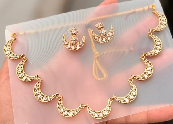 Viva_Jewels_Traditional_Gold-Plated_Chandbali_Motif_Choker_Set_–_Elegant_Crescent_Kundan_Necklace_with_Matching_Floral_Stud_Earrings