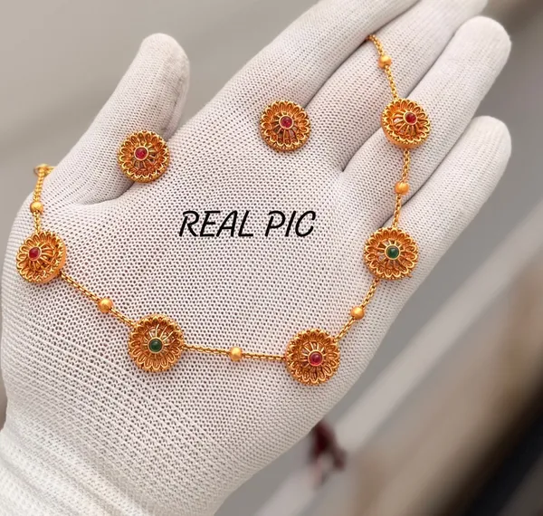 Viva_Jewels_Delicate_Floral_Wheel_Gold_Chain_Necklace_Set_–_Lightweight_Antique_Gold_Chain_with_Red_&_Green_Kemp_Motifs_and_Matching_Stud_Earrings