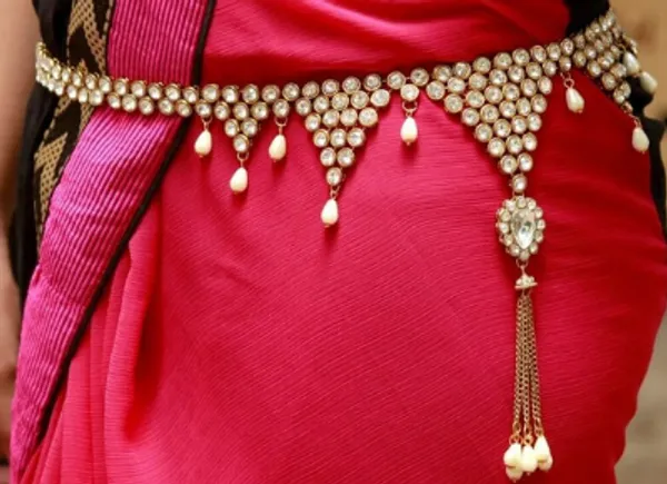 Viva_Jewels_Luxury_Royal_Gold-Plated_Kundan_Kamarbandh_–_Ornate_V-Shape_Bridal_Waist_Belt_with_Teardrop_Pearl_Droplets_&_Side_Hanging_Brooch_Tassel