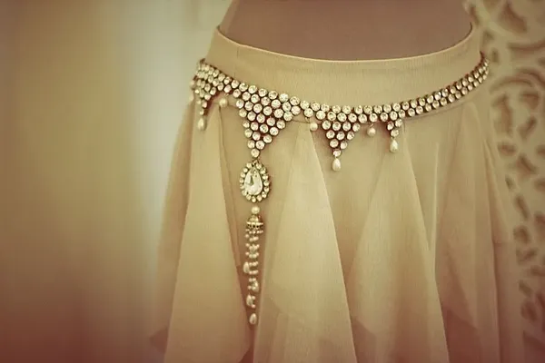 Viva_Jewels_Luxury_Royal_Gold-Plated_Kundan_Kamarbandh_–_Ornate_V-Shape_Bridal_Waist_Belt_with_Teardrop_Pearl_Droplets_&_Side_Hanging_Brooch_Tassel