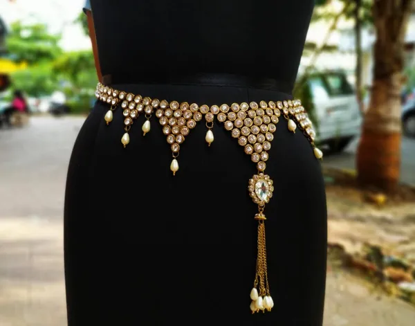 Viva_Jewels_Luxury_Royal_Gold-Plated_Kundan_Kamarbandh_–_Ornate_V-Shape_Bridal_Waist_Belt_with_Teardrop_Pearl_Droplets_&_Side_Hanging_Brooch_Tassel