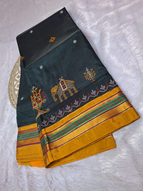 Bottle_Green_Paras_Border_Kasuti_Hand_Work_Saree