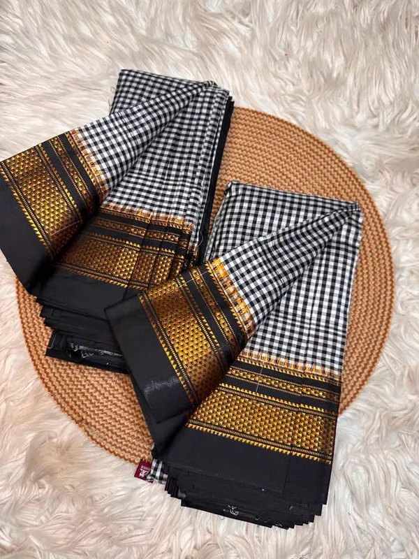 Small_Checks_Ilakal_pure_silk_cotton_saree_with_Tope_Teni_Pallu._Original_Quality.