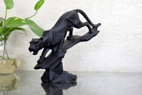 Black_Panther_Sculpture_-_Geometric_Art_Piece_Featuring_a_Majestic_Big_Cat