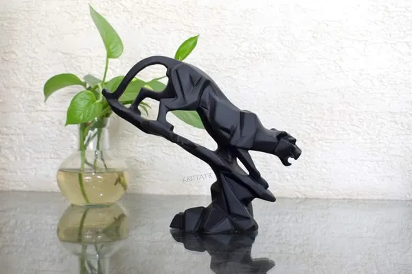 Black_Panther_Sculpture_-_Geometric_Art_Piece_Featuring_a_Majestic_Big_Cat