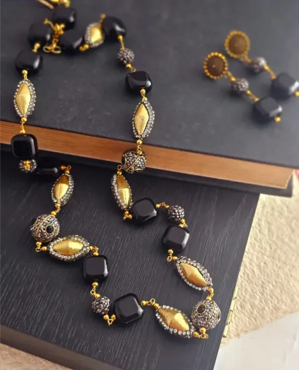 Black_&_Gold_Wardrobe_Golden_Shine_Necklace_Set