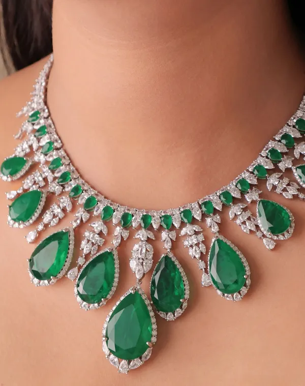 A_symphony_of_emerald_drops_and_brilliant_diamonds,_crafted_to_sit_gracefully_along_the_neckline.