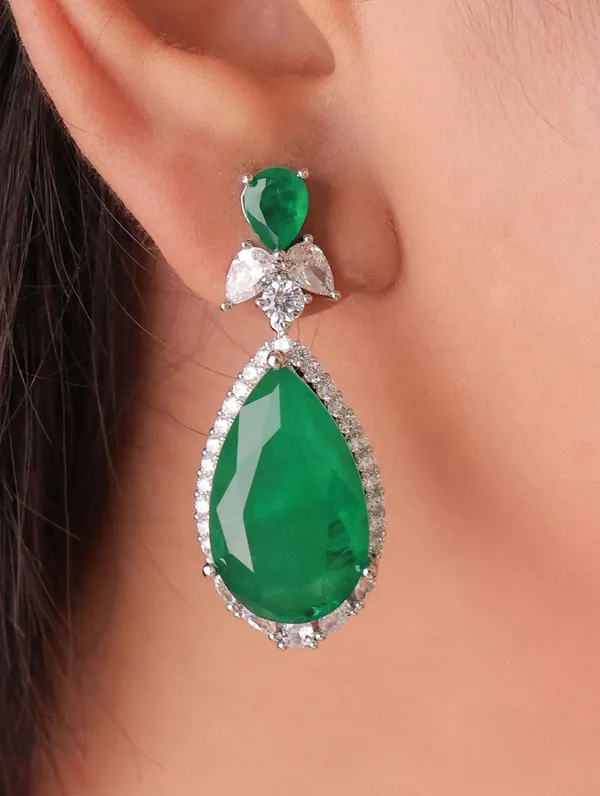 A_symphony_of_emerald_drops_and_brilliant_diamonds,_crafted_to_sit_gracefully_along_the_neckline.