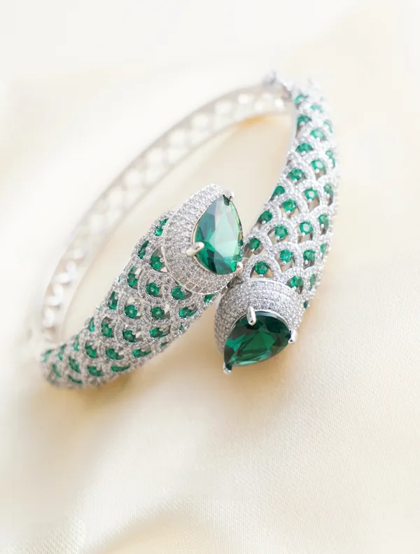 A_symphony_of_emerald_drops_and_brilliant_diamonds,_crafted_to_sit_gracefully_along_the_neckline.