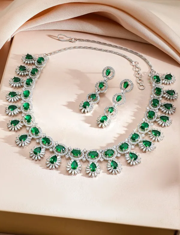 Green_Stones_&_Cubic_Zirconia_Studded_Luxury_Necklace_Set