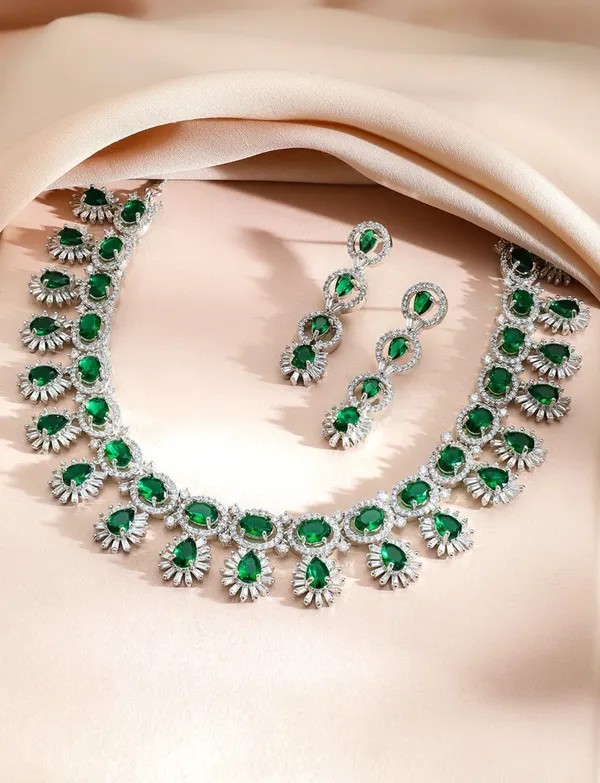 Green_Stones_&_Cubic_Zirconia_Studded_Luxury_Necklace_Set