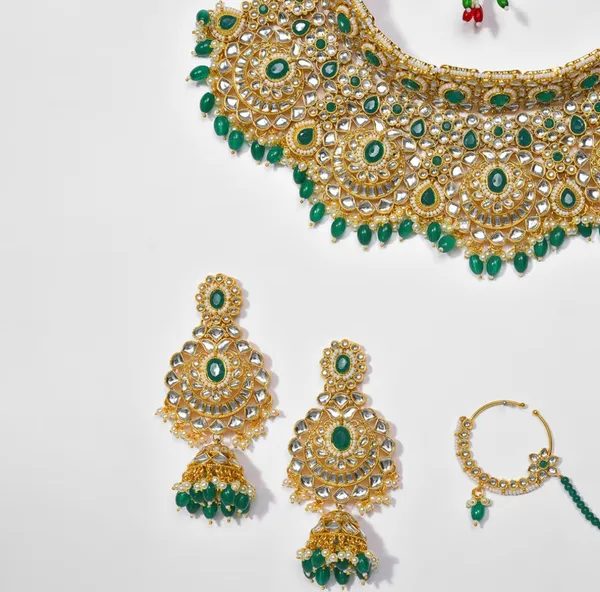 White_&_Gold_Kundan_Studded_Beaded_Necklace