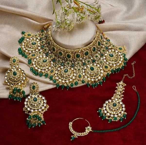 White_&_Gold_Kundan_Studded_Beaded_Necklace
