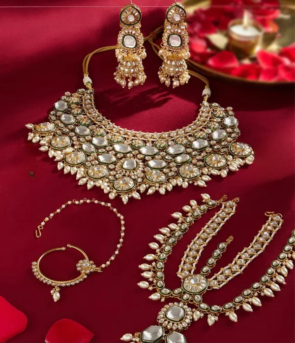 Green_&_Gold_Kundan_Stone_Studded_&_Beaded_Jewellery_Set