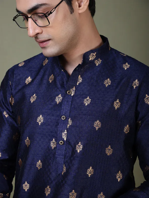 Navy_Mandarin_Collar_Jacquard_Kurta_With_Pyjama_For_Men