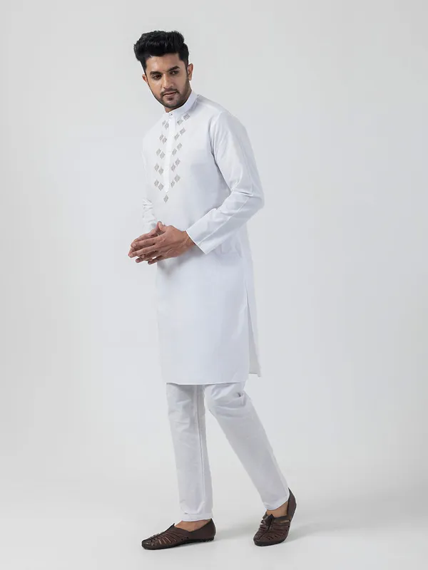 White_Ethnic_Motifs_Printed_Kurta_Pyjama_Set_For_Men