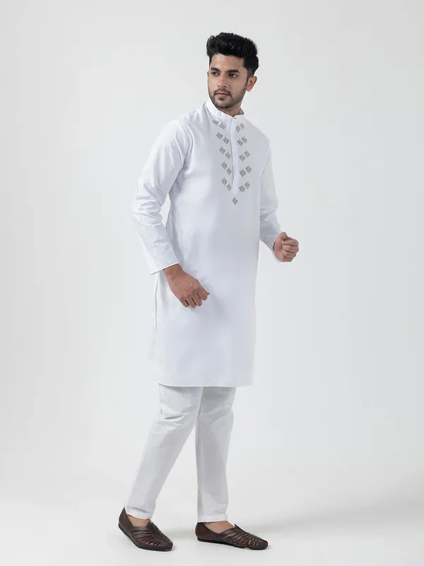 White_Ethnic_Motifs_Printed_Kurta_Pyjama_Set_For_Men