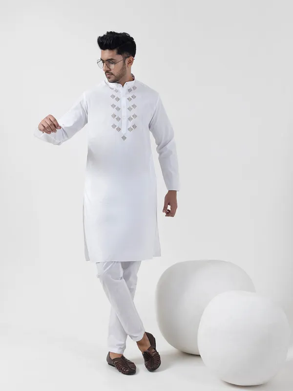 White_Ethnic_Motifs_Printed_Kurta_Pyjama_Set_For_Men