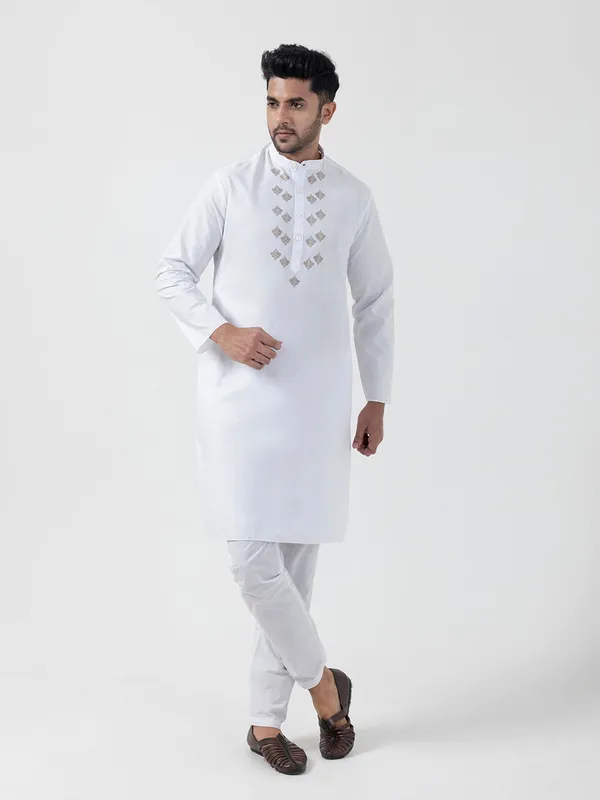 White_Ethnic_Motifs_Printed_Kurta_Pyjama_Set_For_Men