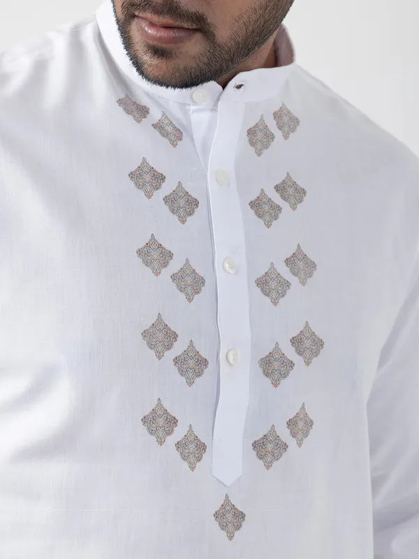 White_Ethnic_Motifs_Printed_Kurta_Pyjama_Set_For_Men