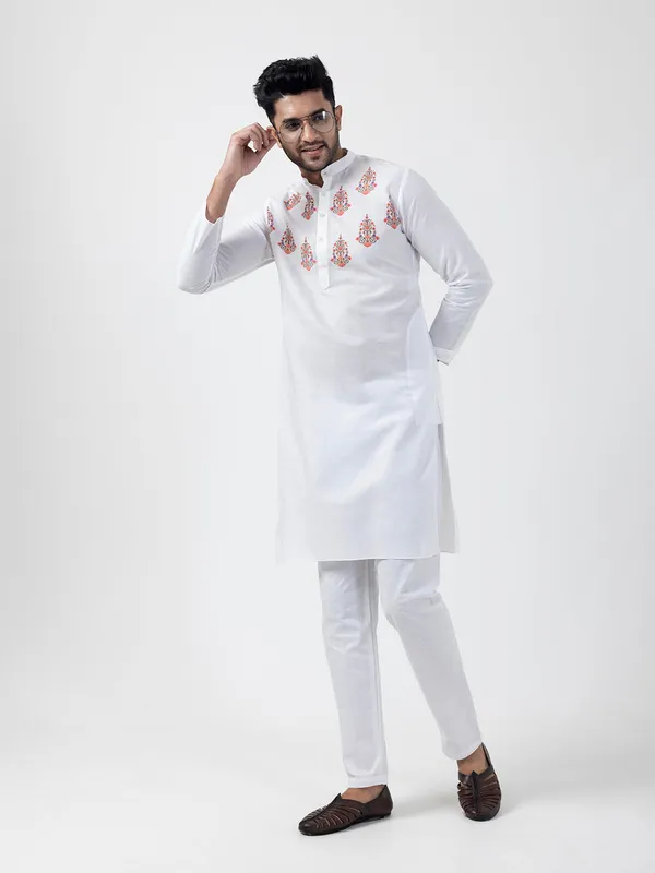 White_Mandarin_Collar_Ethnic_Motifs_Printed_Kurta_Pyjama_Set_For_Men