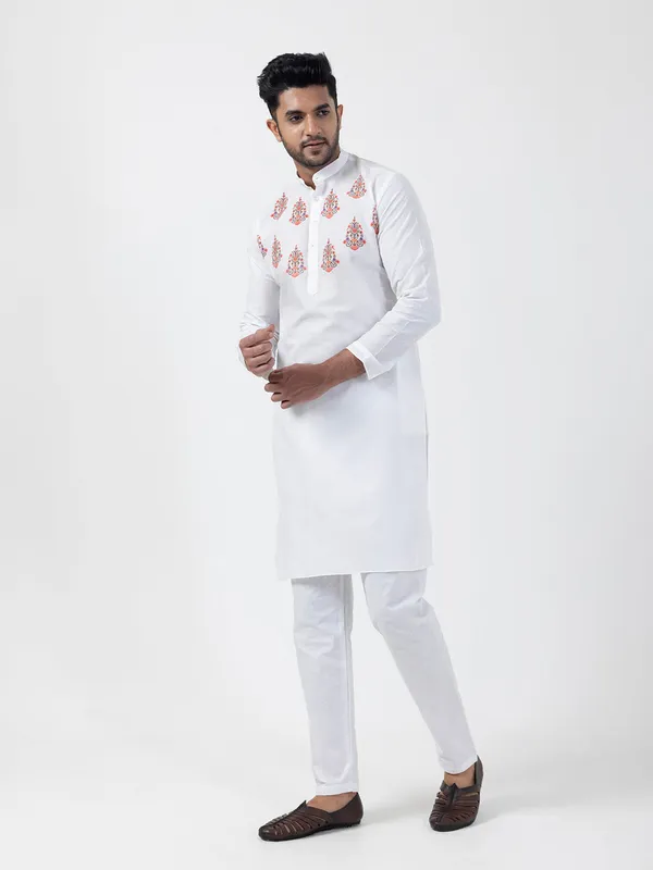 White_Mandarin_Collar_Ethnic_Motifs_Printed_Kurta_Pyjama_Set_For_Men